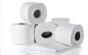 Stapel von Toilettenpapierrollen in weiß