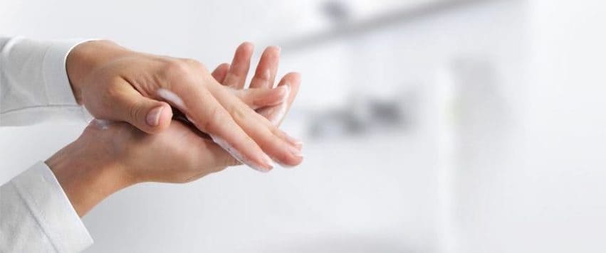 Bild steht für Händehygiene, Hände reiben sich mit Seife ein