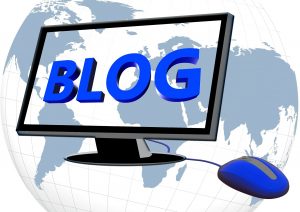 Grafik Pixabay: Schriftzug "BLOG" auf PC-Bildschirm dahinter Weltkugel blau